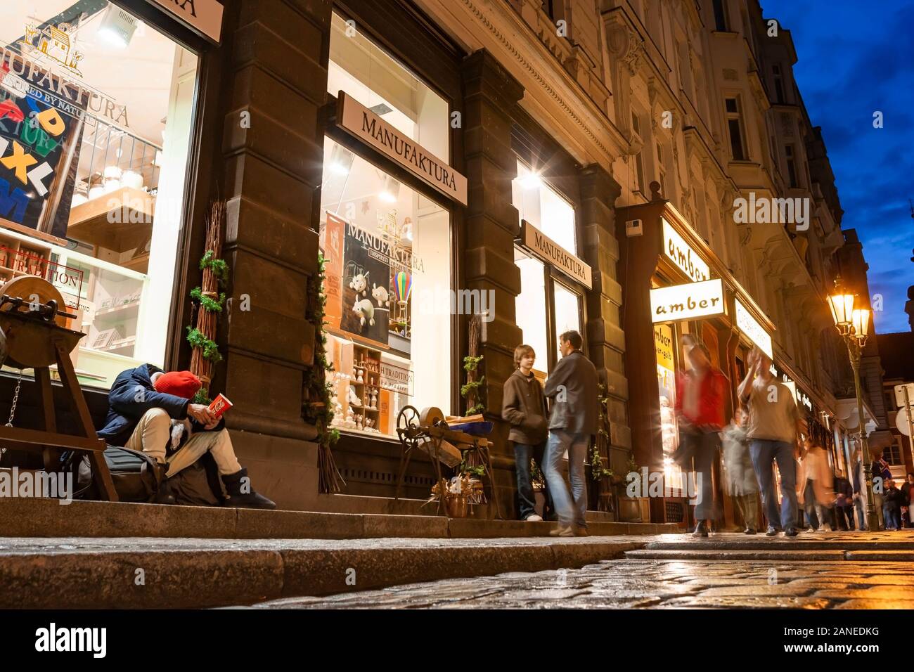 Praga, República Checa - Oct 5th, 2005: multitud borrosa vista a la capital las calles de la ciudad por la noche, la gente junto a las tiendas, edificios y frentes stree Foto de stock