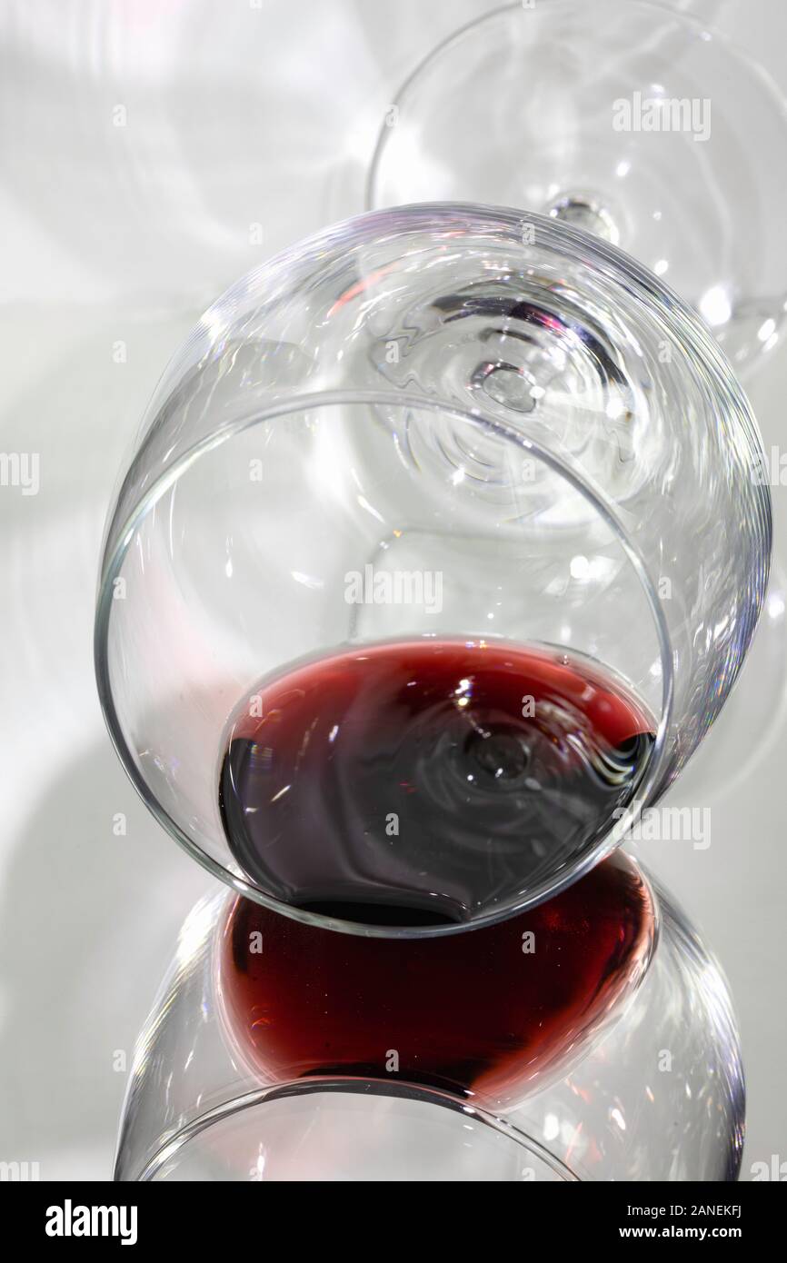 Vuelca una copa de vino tinto y dividir el líquido en un espejo Fotografía  de stock - Alamy