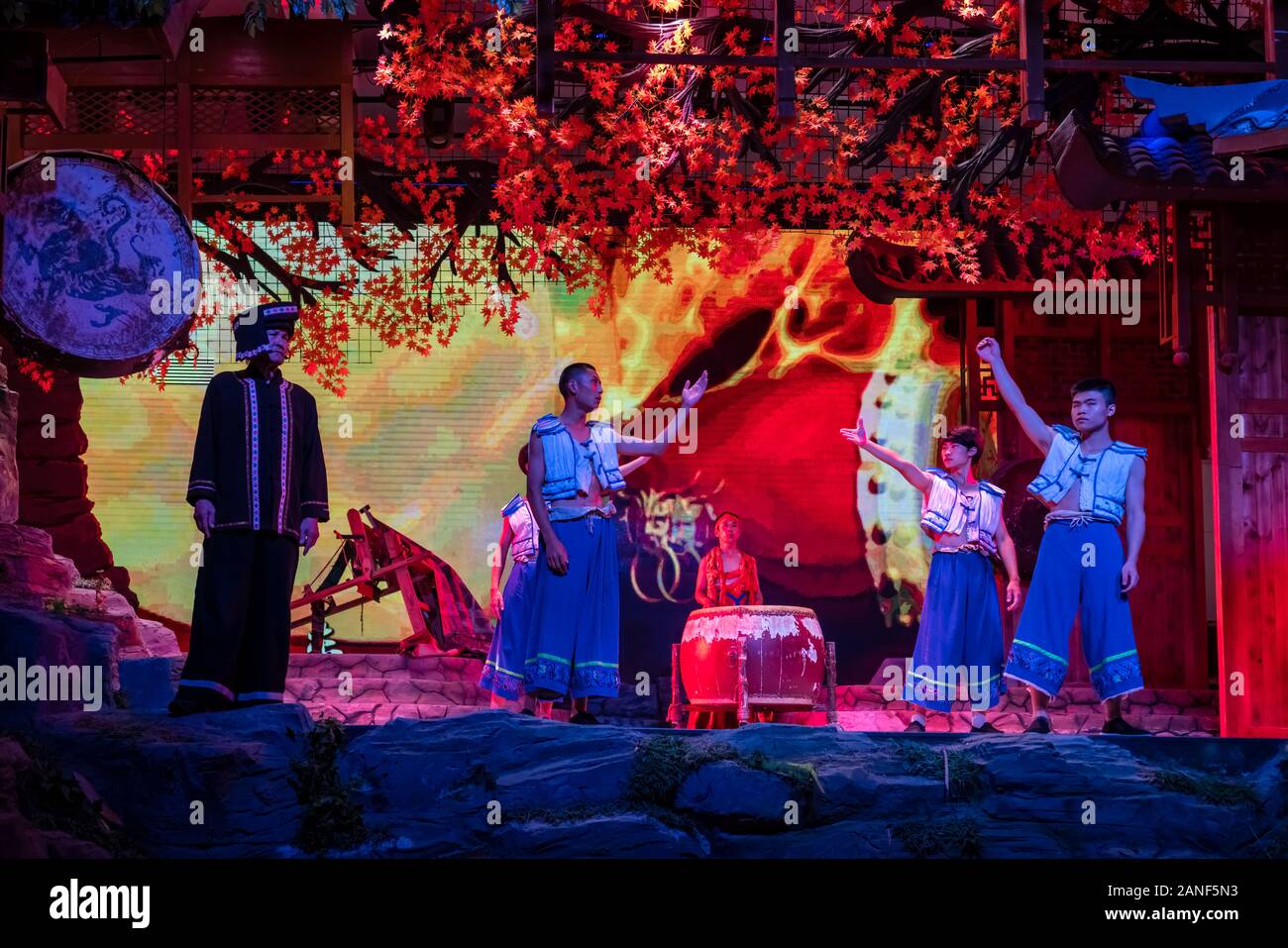 Shannon minoría Stream village, China - Agosto de 2019 : La tribu de Three Gorges show folklórico, incluyendo Ba y Chu y la cultura de minorías étnicas Tujia ele Foto de stock