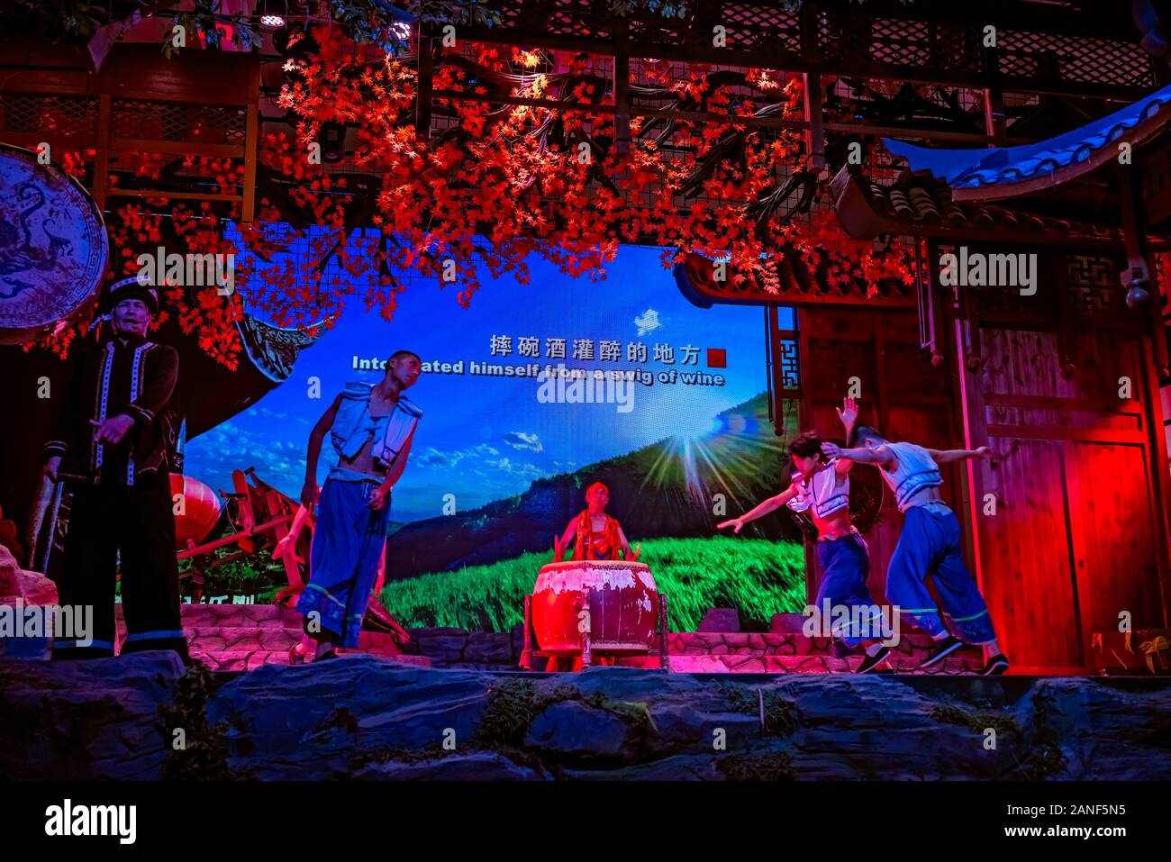 Shannon minoría Stream village, China - Agosto de 2019 : La tribu de Three Gorges show folklórico, incluyendo Ba y Chu y la cultura de minorías étnicas Tujia ele Foto de stock