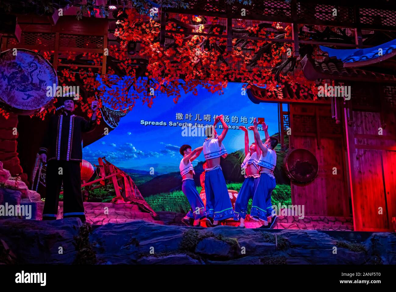Shannon minoría Stream village, China - Agosto de 2019 : La tribu de Three Gorges show folklórico, incluyendo Ba y Chu y la cultura de minorías étnicas Tujia ele Foto de stock