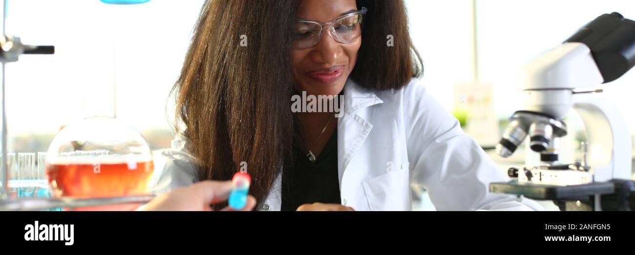Una doctora en un laboratorio químico mantiene Foto de stock
