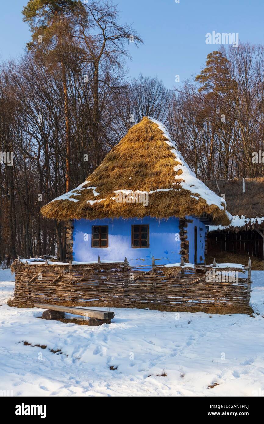 Casas de pueblo tradicional rumana. Estilo arquitectónico tradicional