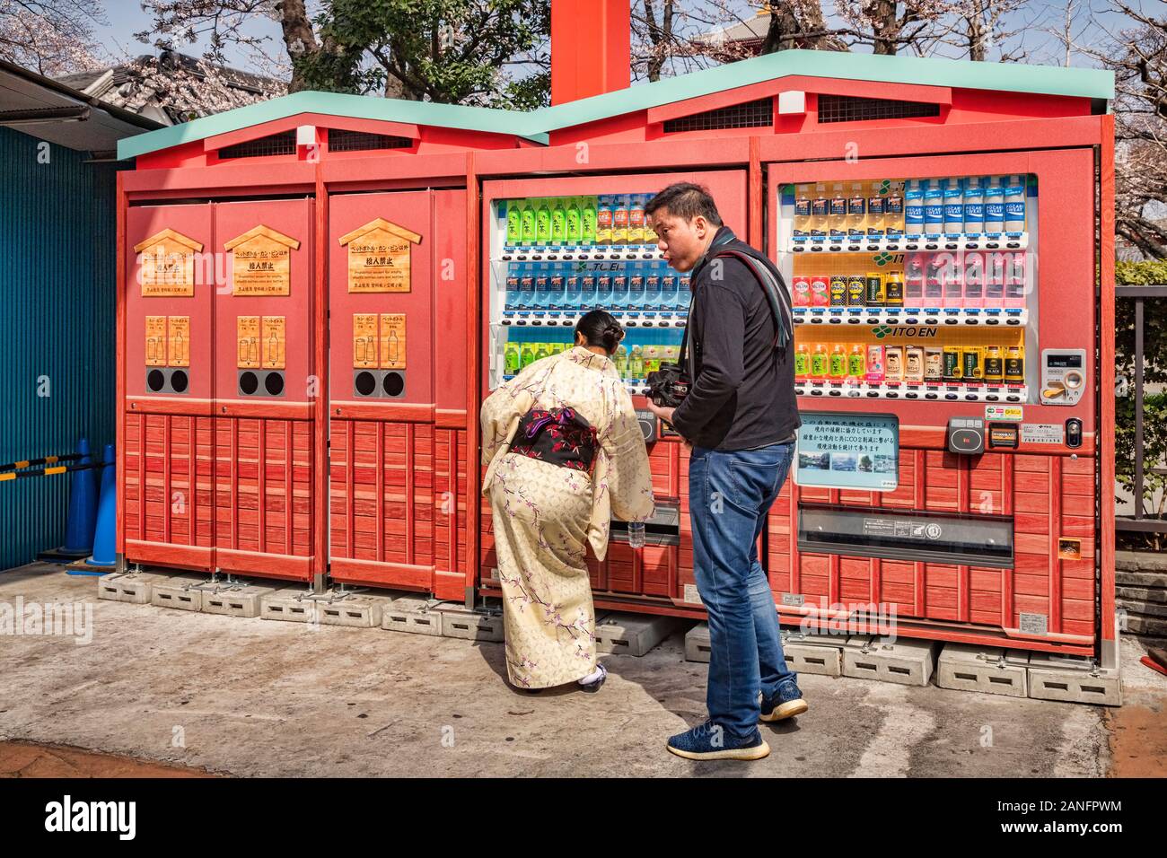 25 de marzo de 2019: Tokio, Japón - Bebidas frías y calientes y máquinas expendedoras de contenedores de reciclaje en Senso-ji templo budista en Asakusa, Tokio, Japón. Foto de stock