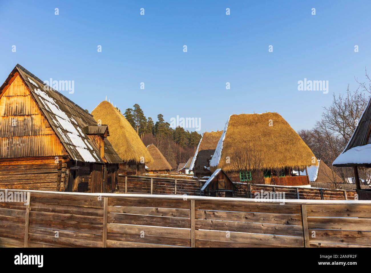 Casas de pueblo tradicional rumana. Estilo arquitectónico tradicional