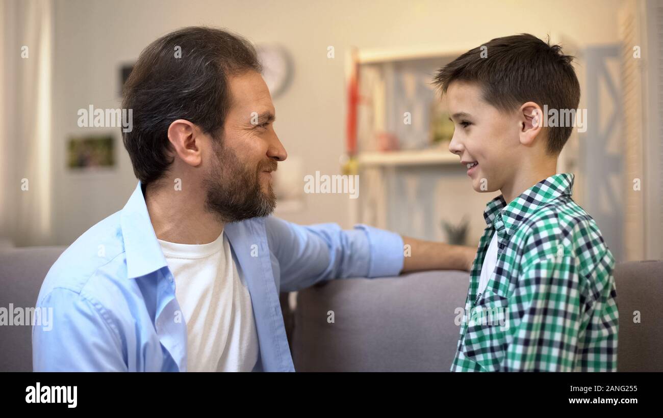 Padre compartiendo experiencias de vida con su hijo, dando consejos