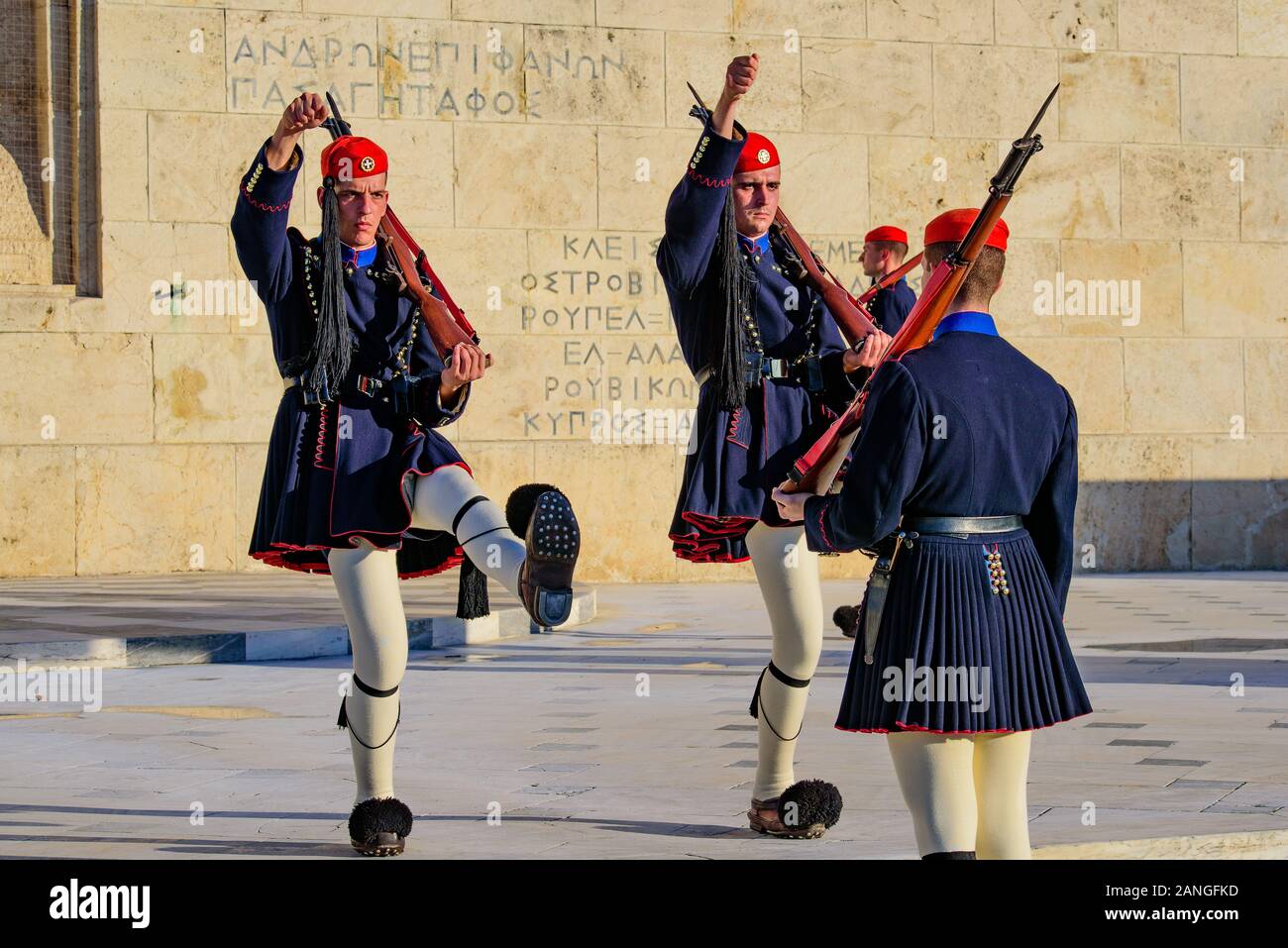 Ceremonia de cambio de guardia en la Plaza Syntagma, en Atenas, Grecia Foto de stock