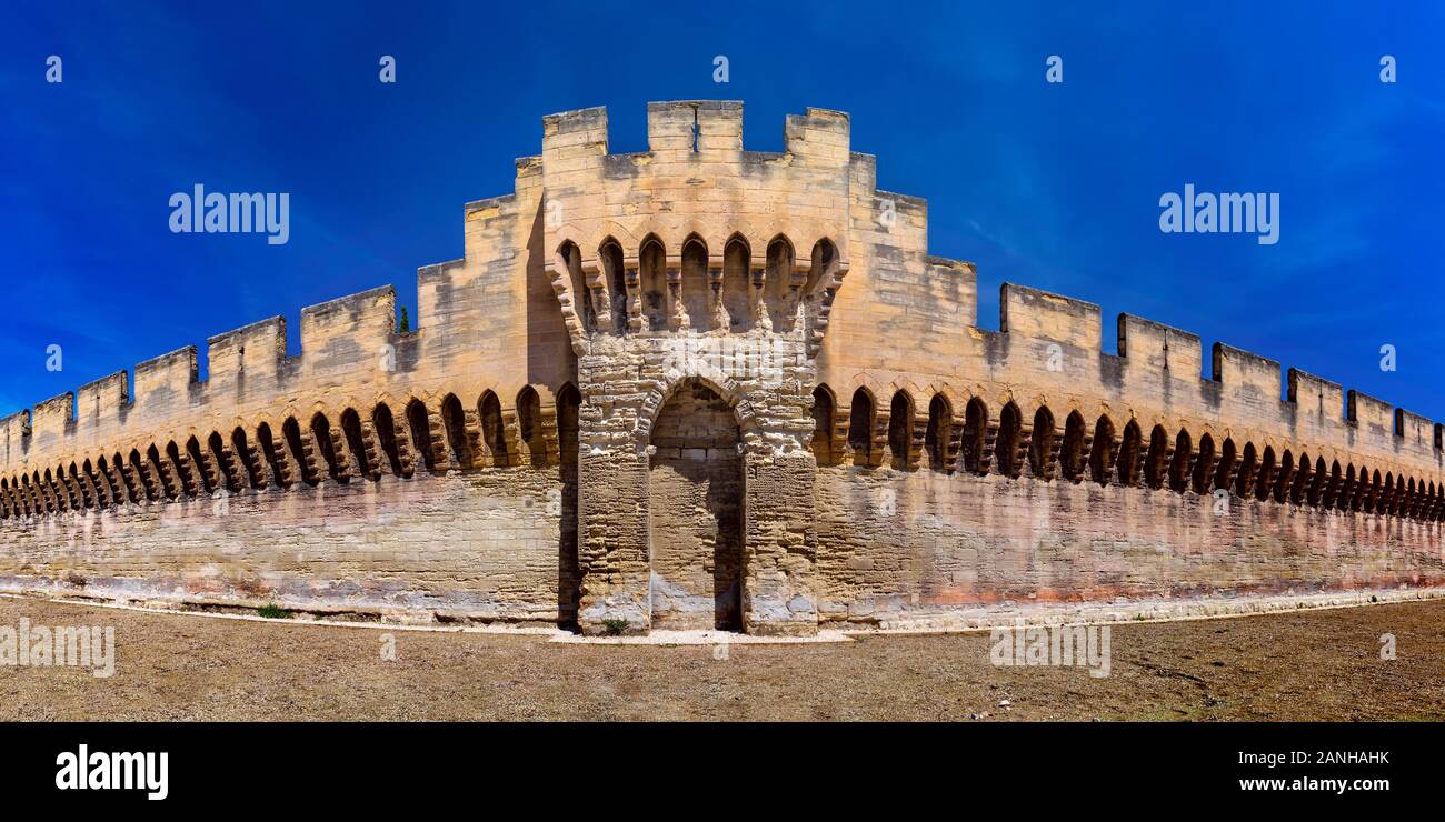 Famosas murallas medievales de la ciudad de Aviñón, Provenza, en el sur