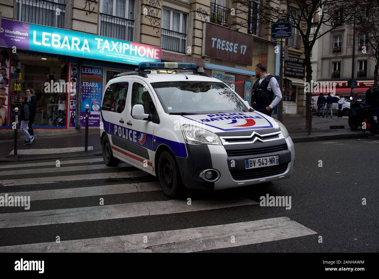 Coche de la policía y el oficial bloquear carretera al tráfico durante la huelga general, en previsión de protestas, lugar Jeanne-Bohec, 75018 París, enero de 2020 Foto de stock