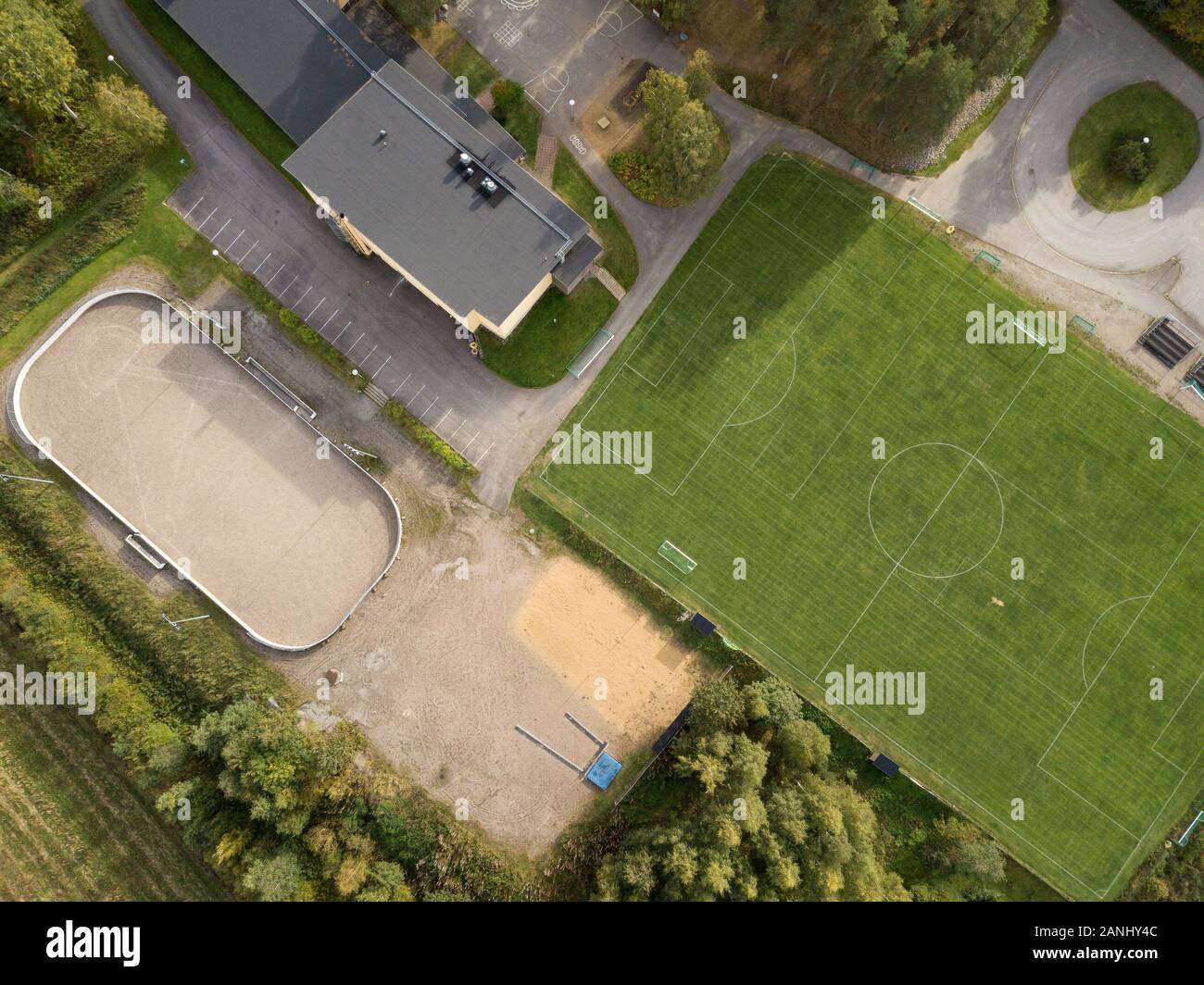 Pequeña aldea escuela con campos de deportes que rodean Foto de stock