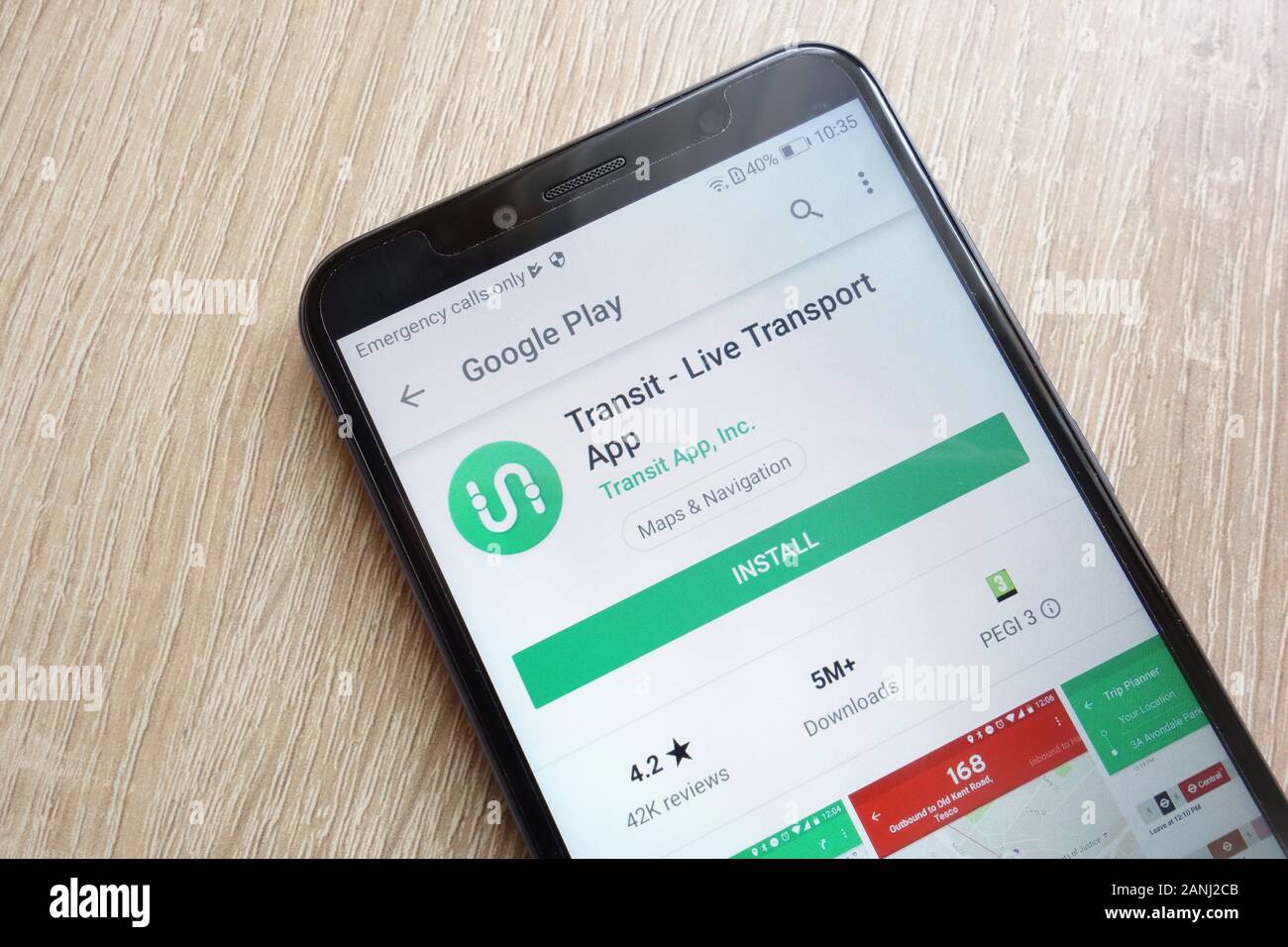 Transit - aplicación de transporte en directo en el sitio web de Google Play Store que se muestra en el smartphone Huawei Y6 2018 Foto de stock