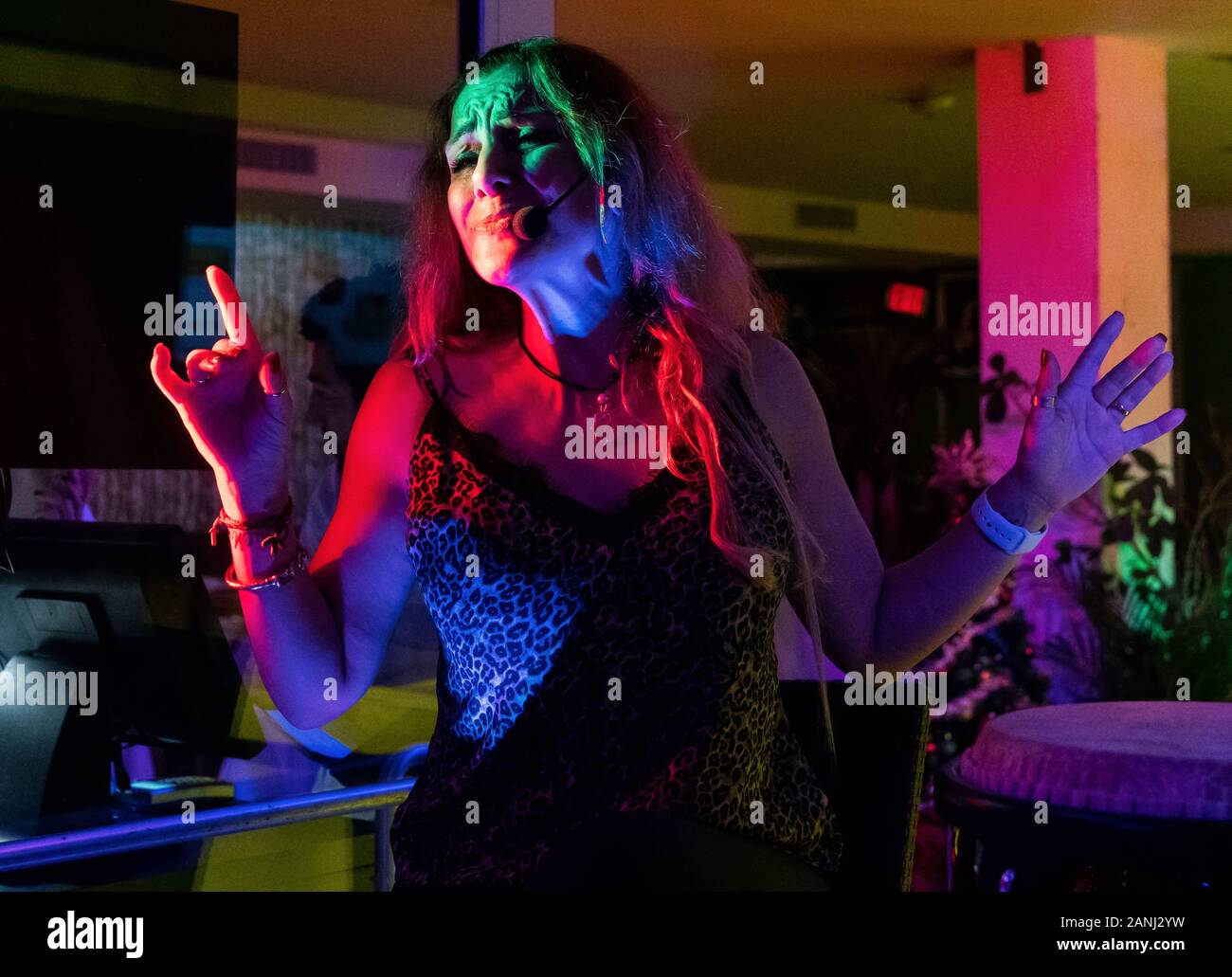 Ocean Drive, Miami, Florida - 3 De Enero De 2020: Miami Performer Tocando Música En Un Restaurante Ocean Drive. Foto de stock