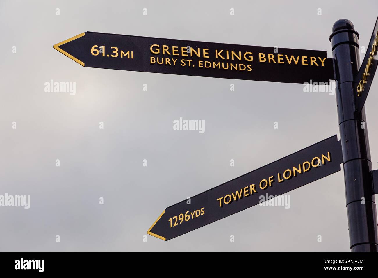 Londres, Reino Unido - 2 de enero de 2020: Algunos signos de Londres indican la distancia a los lugares más famosos Foto de stock