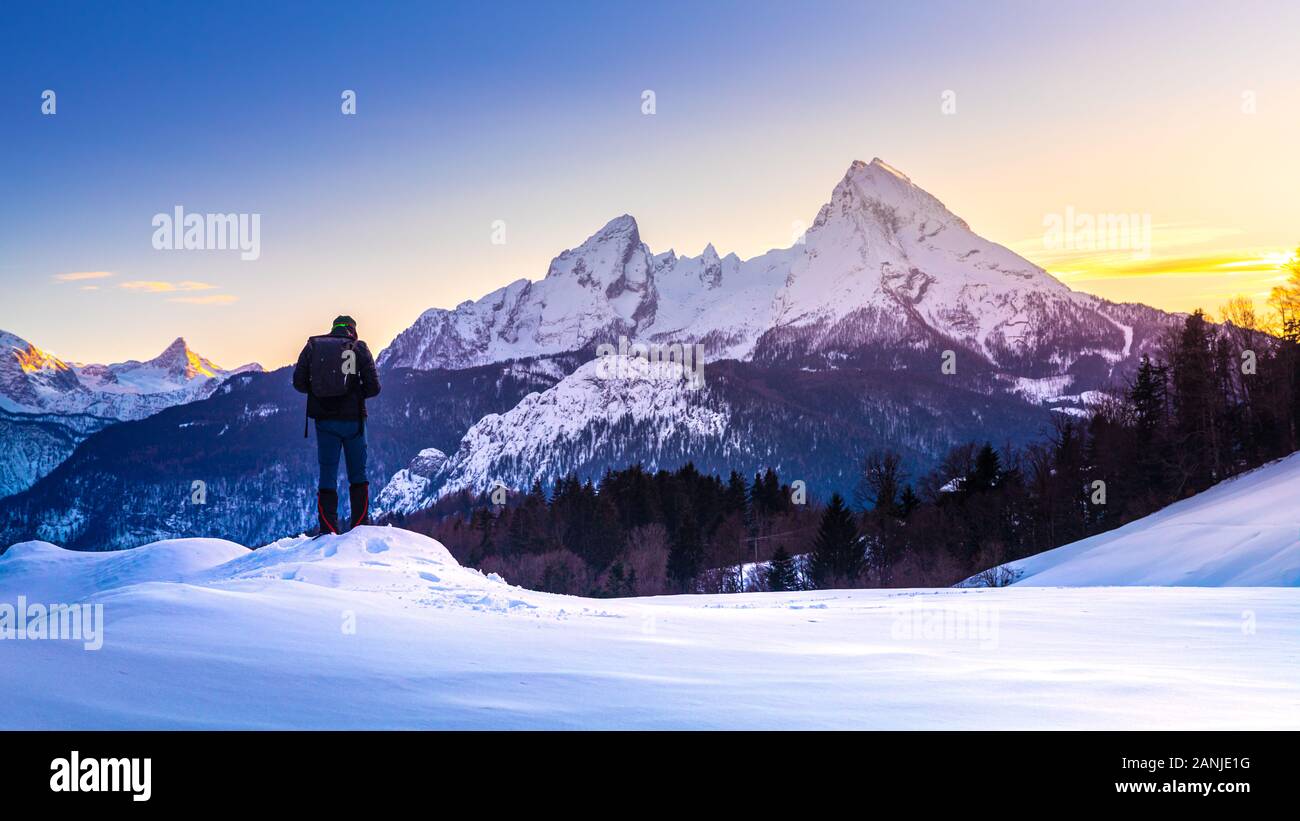 Hermosa vista de la famosa montaña de Watzmann pico en un día frío en invierno Foto de stock