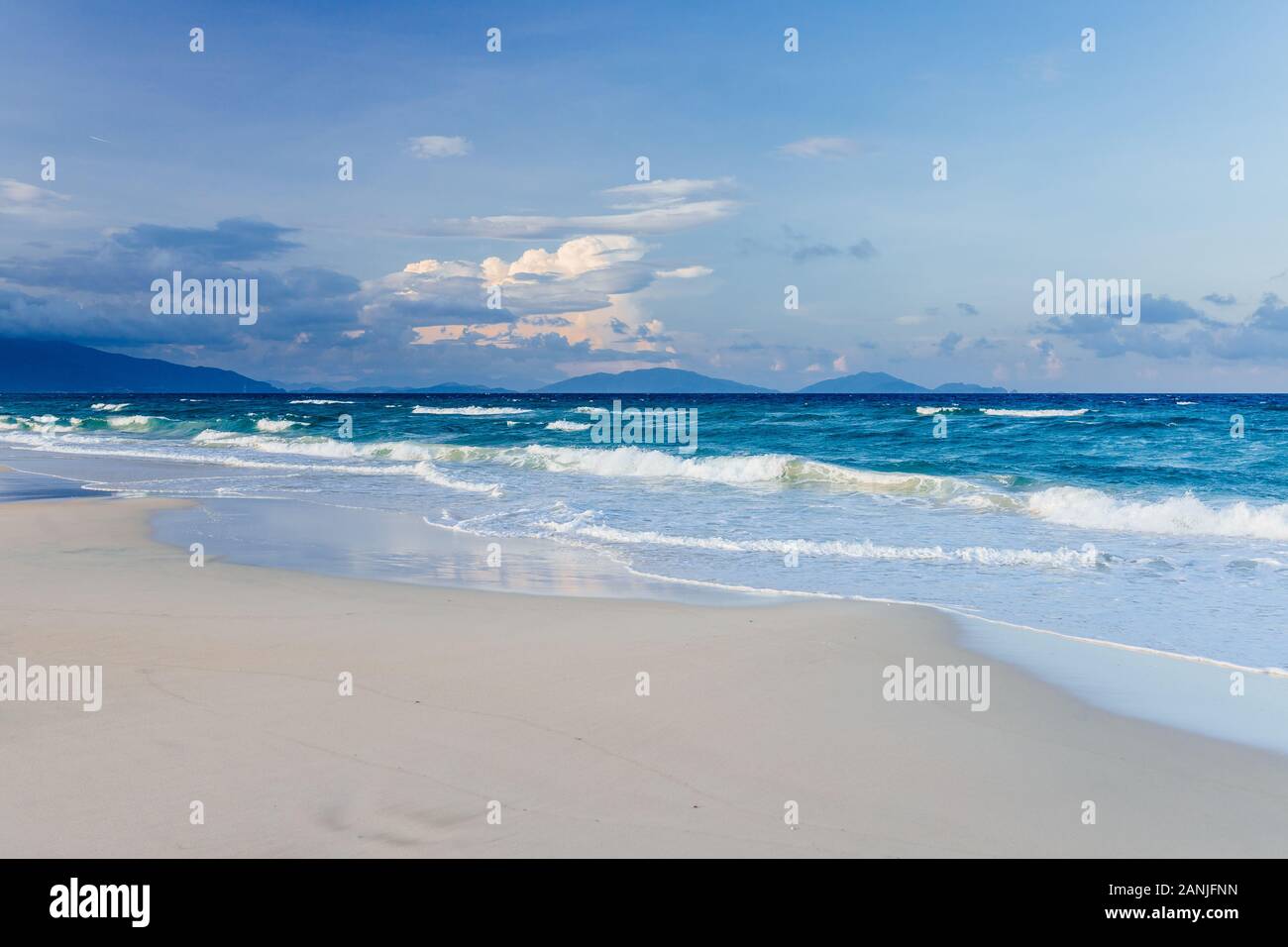 Hermosa, vacía, la playa de arena blanca tropical pequeñas olas en el mar de fondo. Skyline con el cielo azul y las nubes blancas, Asia Foto de stock