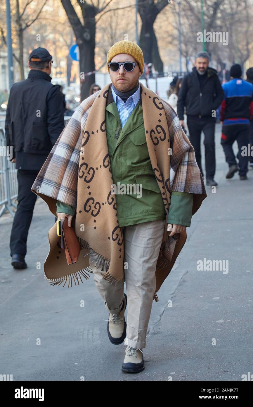 Milán, Italia - 13 de enero de 2019: el hombre con bufanda Gucci beige y oliva chaqueta antes de Fendi Show, la Semana de la moda de Milán street