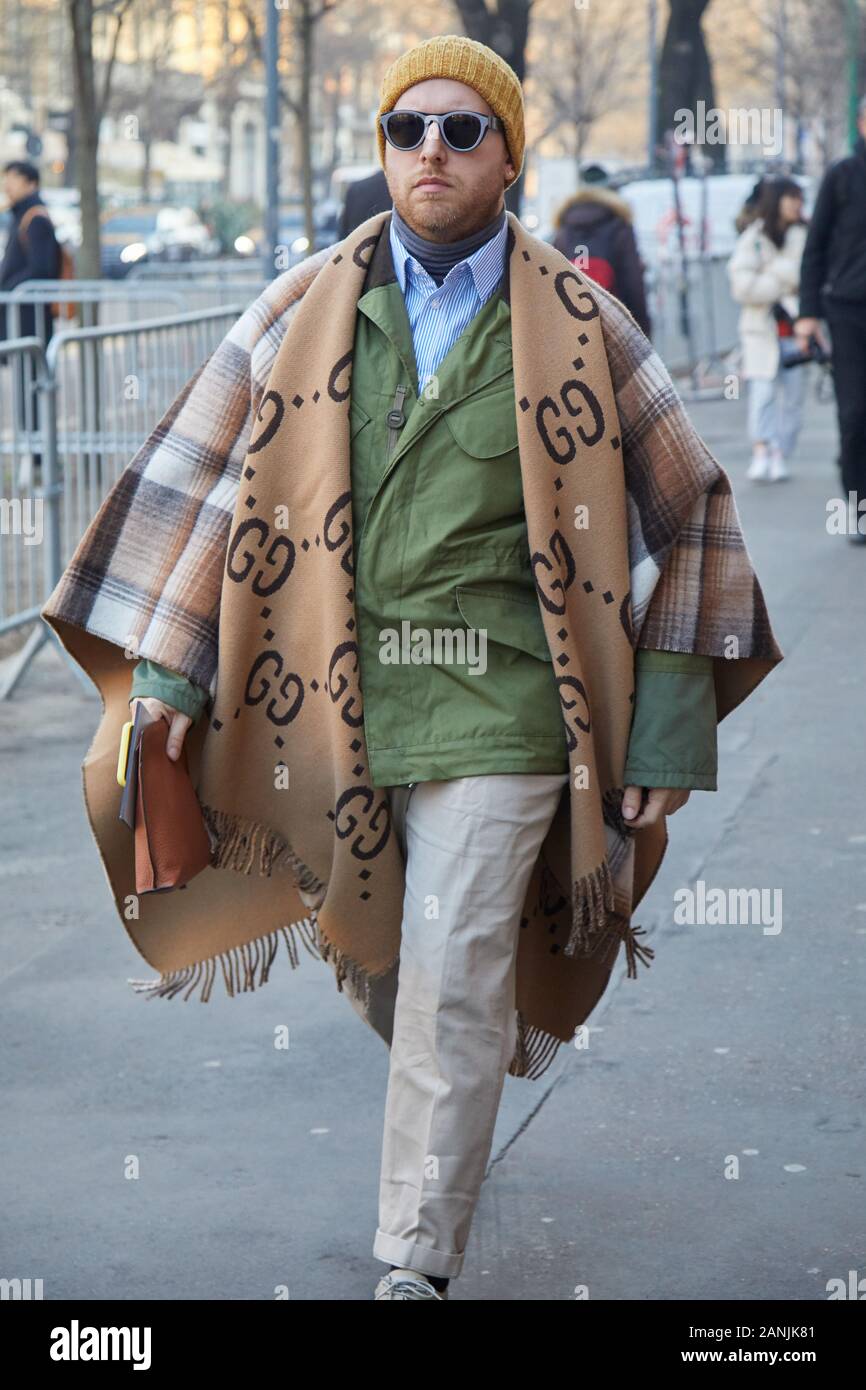 Milán, Italia - 13 de enero de 2019: el hombre con bufanda Gucci beige y  verde oliva chaqueta antes de Fendi Fashion Show, la Semana de la moda de  Milán street style