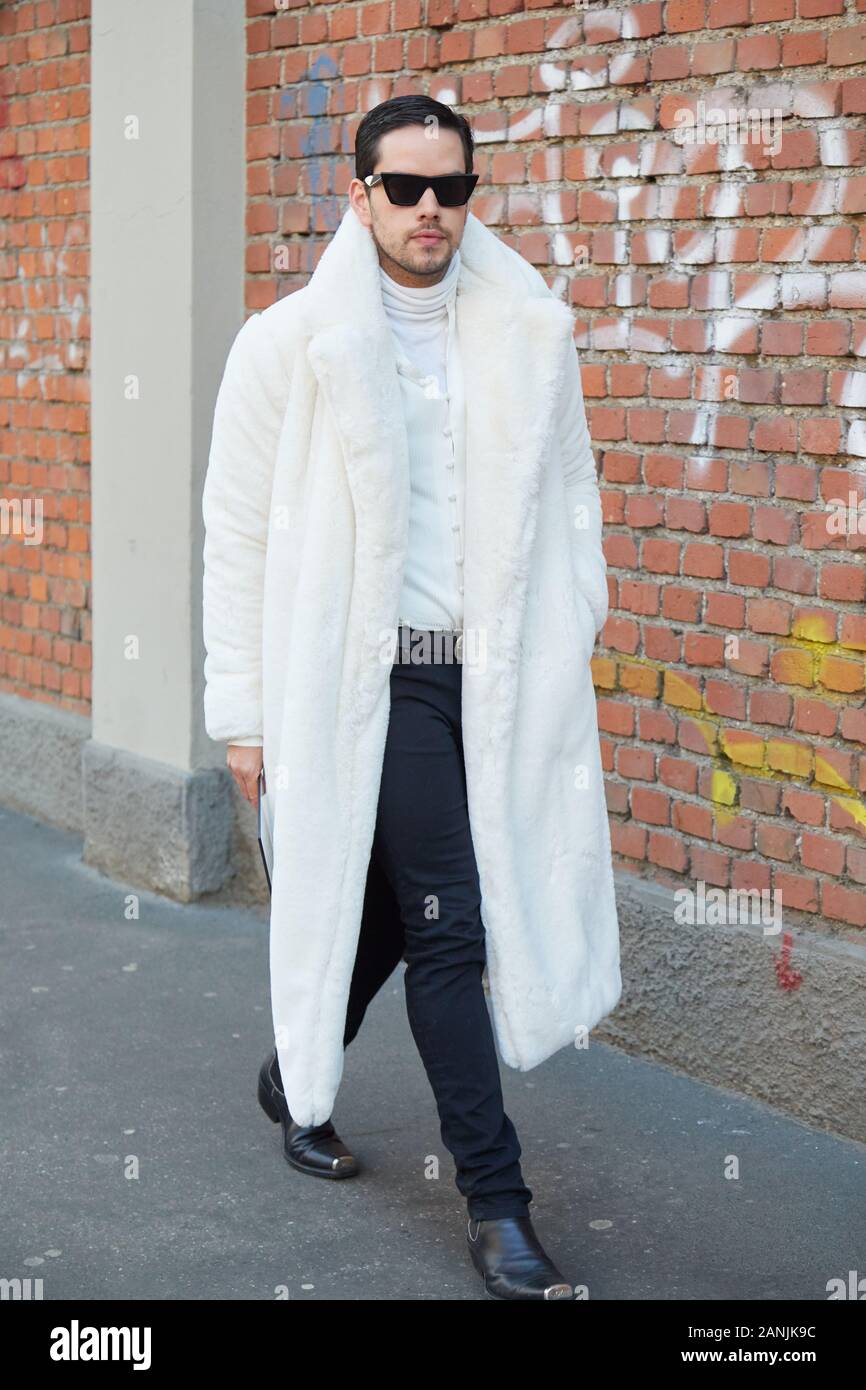 Milán, Italia - 13 de enero de 2019: el hombre con chaqueta de piel blanca  y cuello tortuga antes de Fendi Fashion Show, la Semana de la moda de Milán  street style