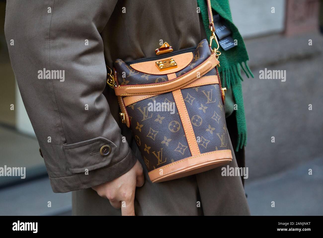 Milán, Italia - 13 de enero de 2019: el hombre con la bolsa de Louis Vuitton  y bufanda verde antes Reshake Fashion Show, la Semana de la moda de Milán  street style