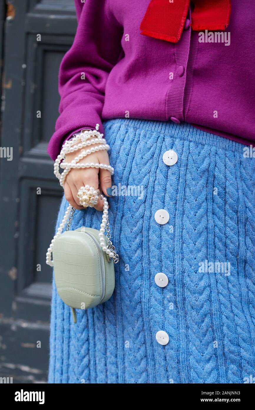 Milán, Italia - 13 de enero de 2019: Una mujer con falda de lana de color  azul, púrpura suéter y bolsa con correa perlas antes Reshake Fashion Show,  la Semana de la