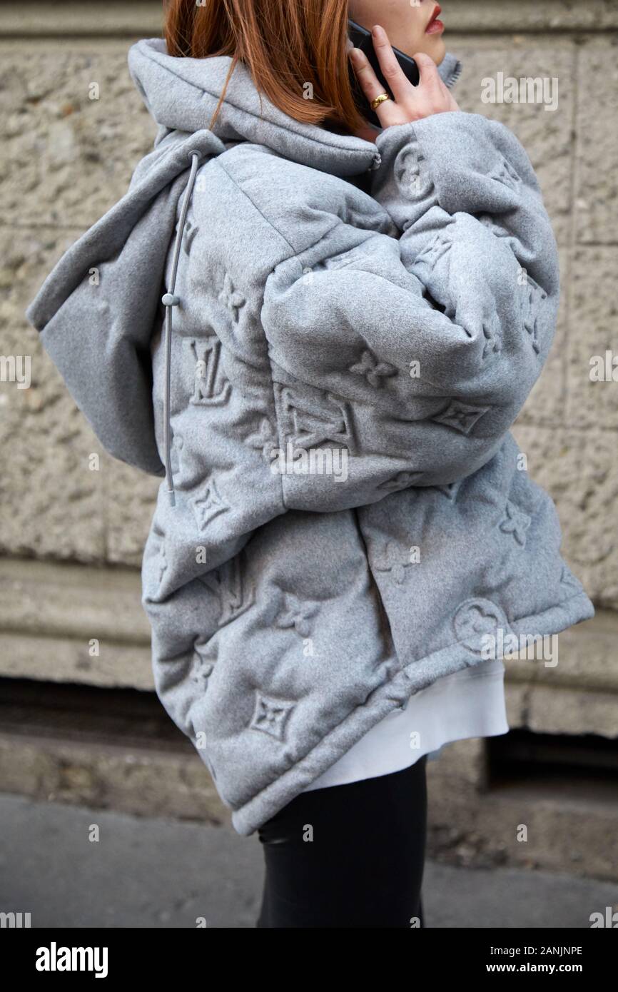 Milán, Italia - 13 de enero de 2019: Mujer con Louis Vuitton Chaqueta gris con el logotipo de alivio antes Reshake Fashion Show, la Semana de la de Milán style