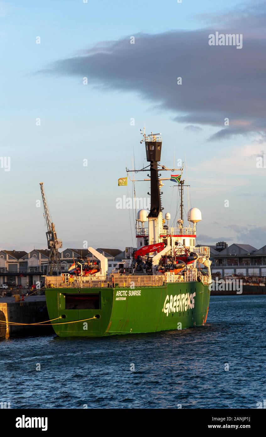 Cape Town South Africa. De diciembre de 2019. El barco de Greenpeace Artic Sunrise en el atardecer en el puerto de Cape Town. Rompen el hielo. Foto de stock