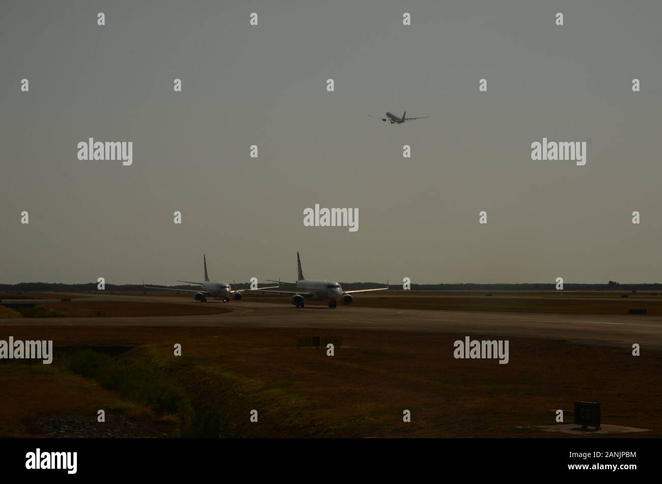 Avión de pasajeros en el aeropuerto, delantal, pre vuelo comprobar Foto de stock