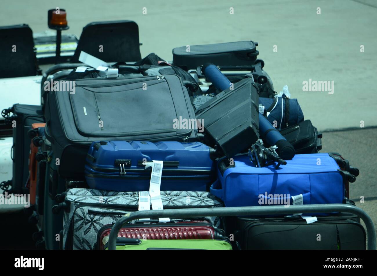 los gestores de equipaje del aeropuerto cargan equipaje y carga en el avión de pasajeros Foto de stock