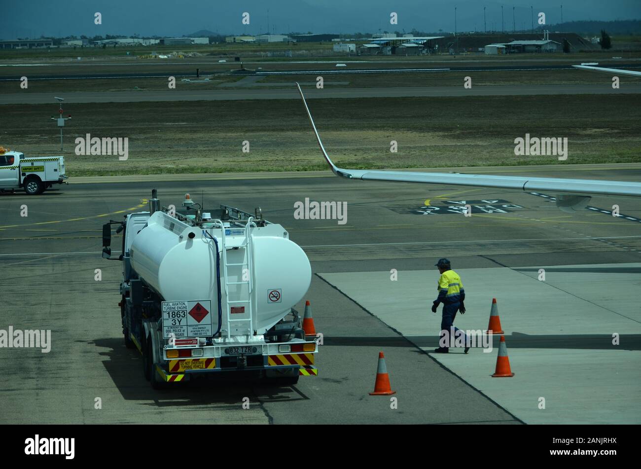 Avión de pasajeros en el aeropuerto, delantal, pre vuelo comprobar Foto de stock