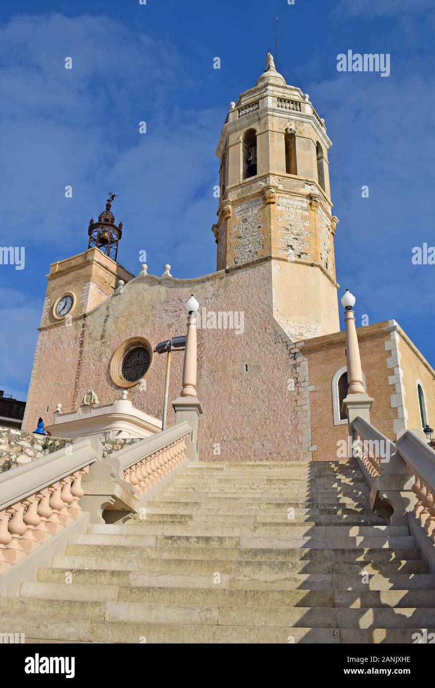 Iglesia de San Bartolomé y Santa Tecla, en Sitges, Barcelona, España  Fotografía de stock - Alamy