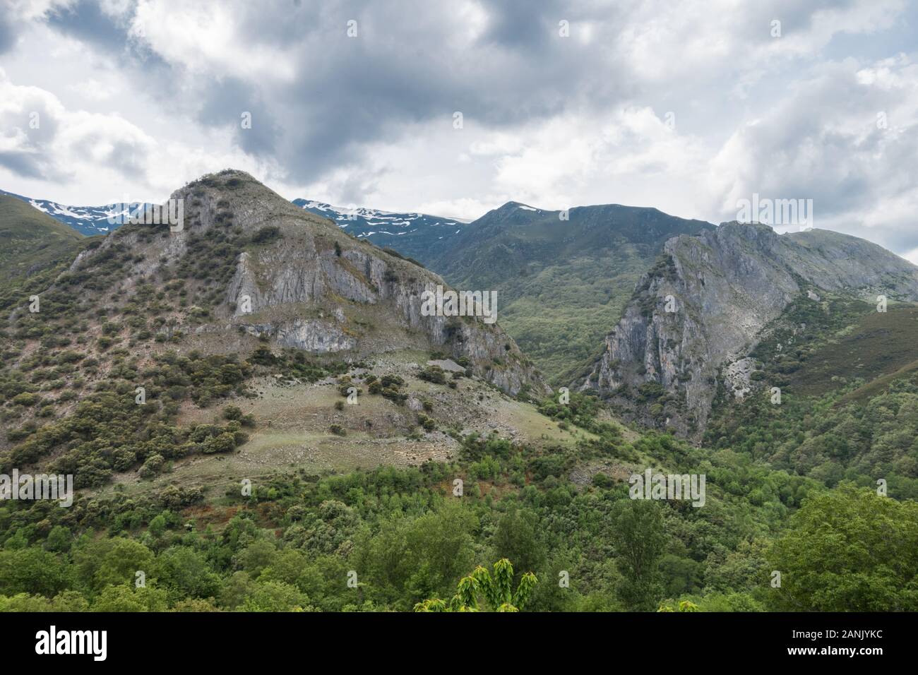 El encanto de las montañas de Peñalba de Santiago Foto de stock