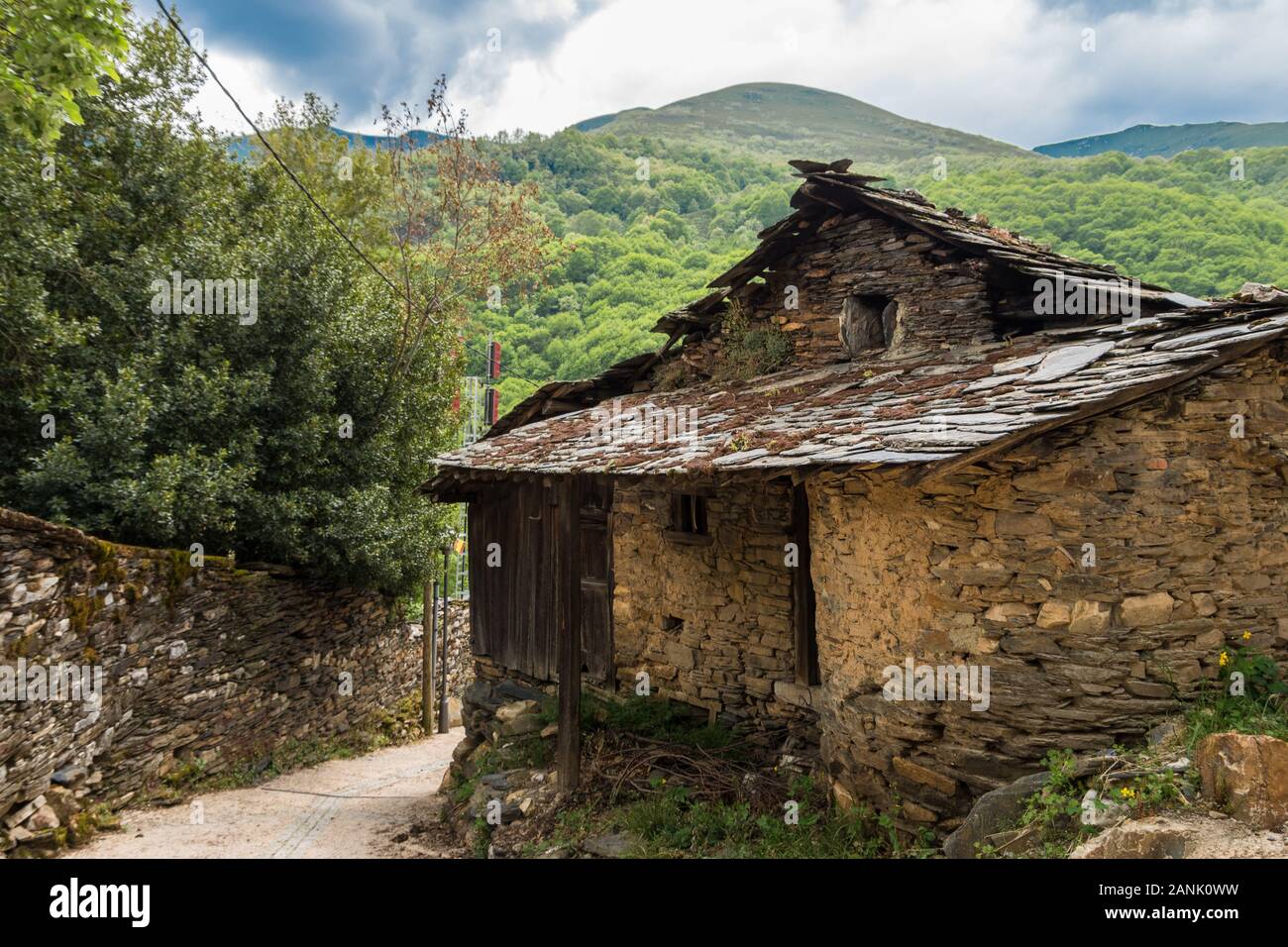 hermosas casas de ladrillo en zonas aisladas y con las montañas en el fondo Foto de stock