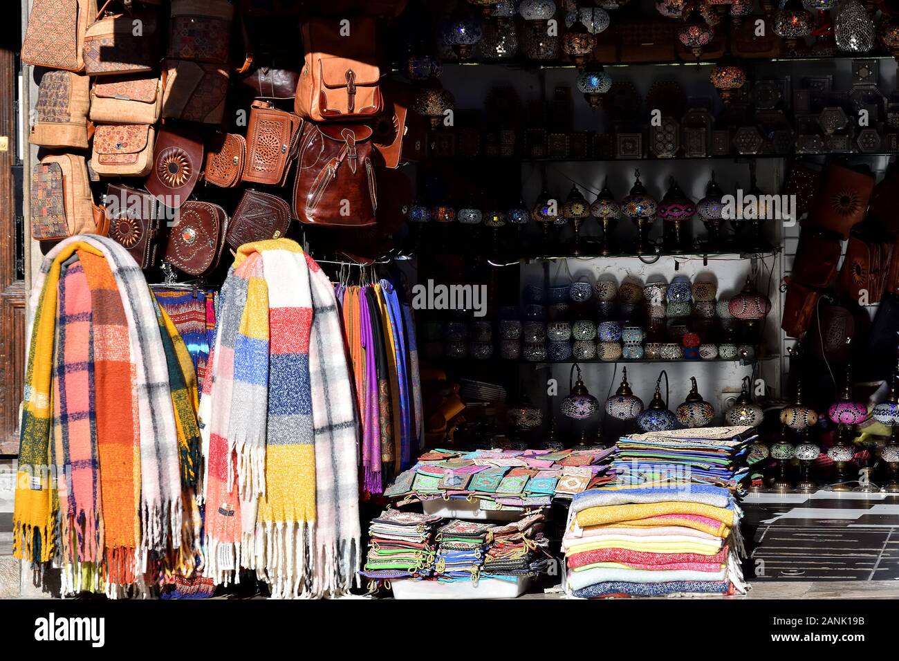 Colorida tienda de recuerdos de estilo árabe iluminada por el sol de la mañana en Granada Foto de stock