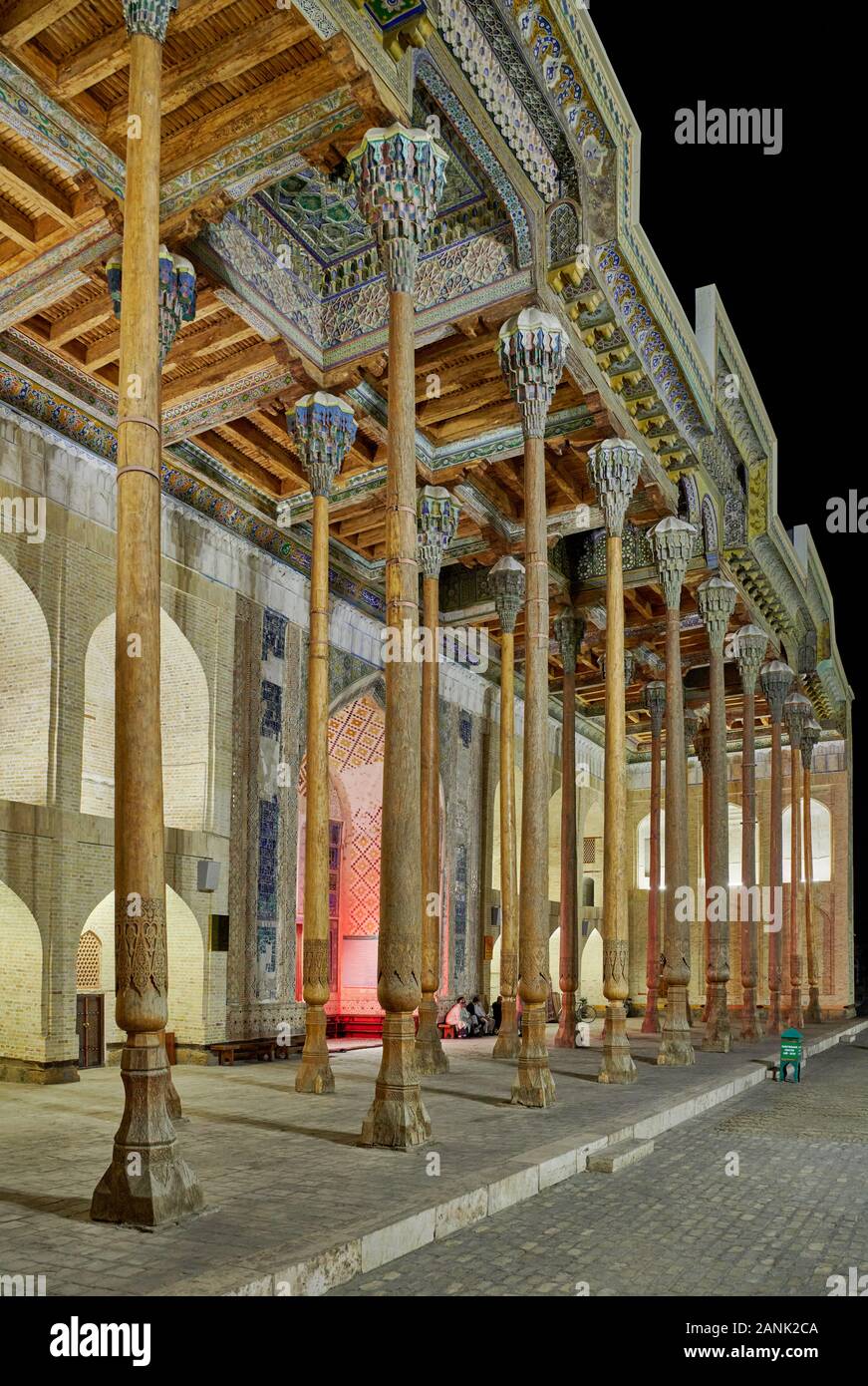 Night Shot de columnas de Bolo Hovuz iluminada la mezquita o la Mezquita de Bolo Hauz, Bukhara, Uzbekistán, en Asia Central Foto de stock