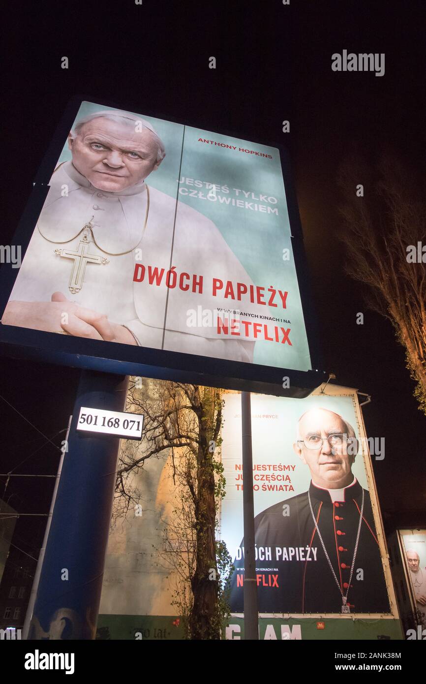 Bilboard con Anthony Hopkins como el Papa Benedicto XVI y Jonathan Pryce como el Cardenal Jorge Mario Bergoglio, futuro papa Francisco los principales personajes de la Foto de stock