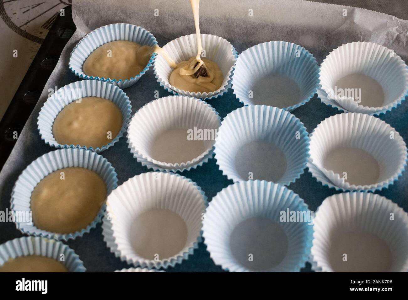 Papel magdalenas con chocolate y bollos de masa Fotografía de stock - Alamy