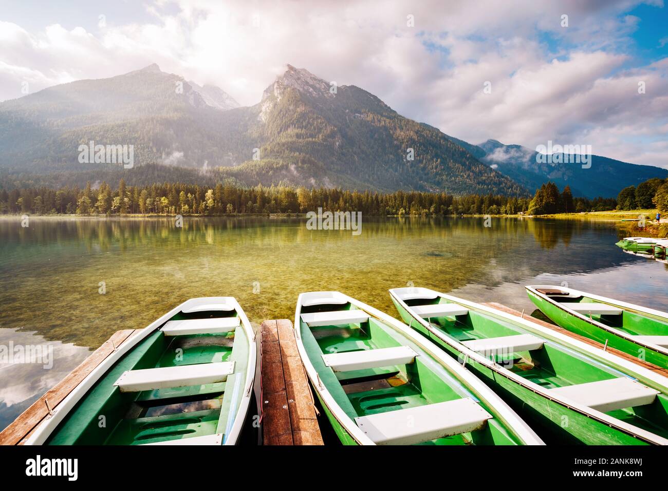 Famoso lago Hintersee con el muelle de madera en día soleado. La pintoresca escena. Ubicación resort Ramsau, Parque Nacional Berchtesgadener Land, Bavar superior Foto de stock