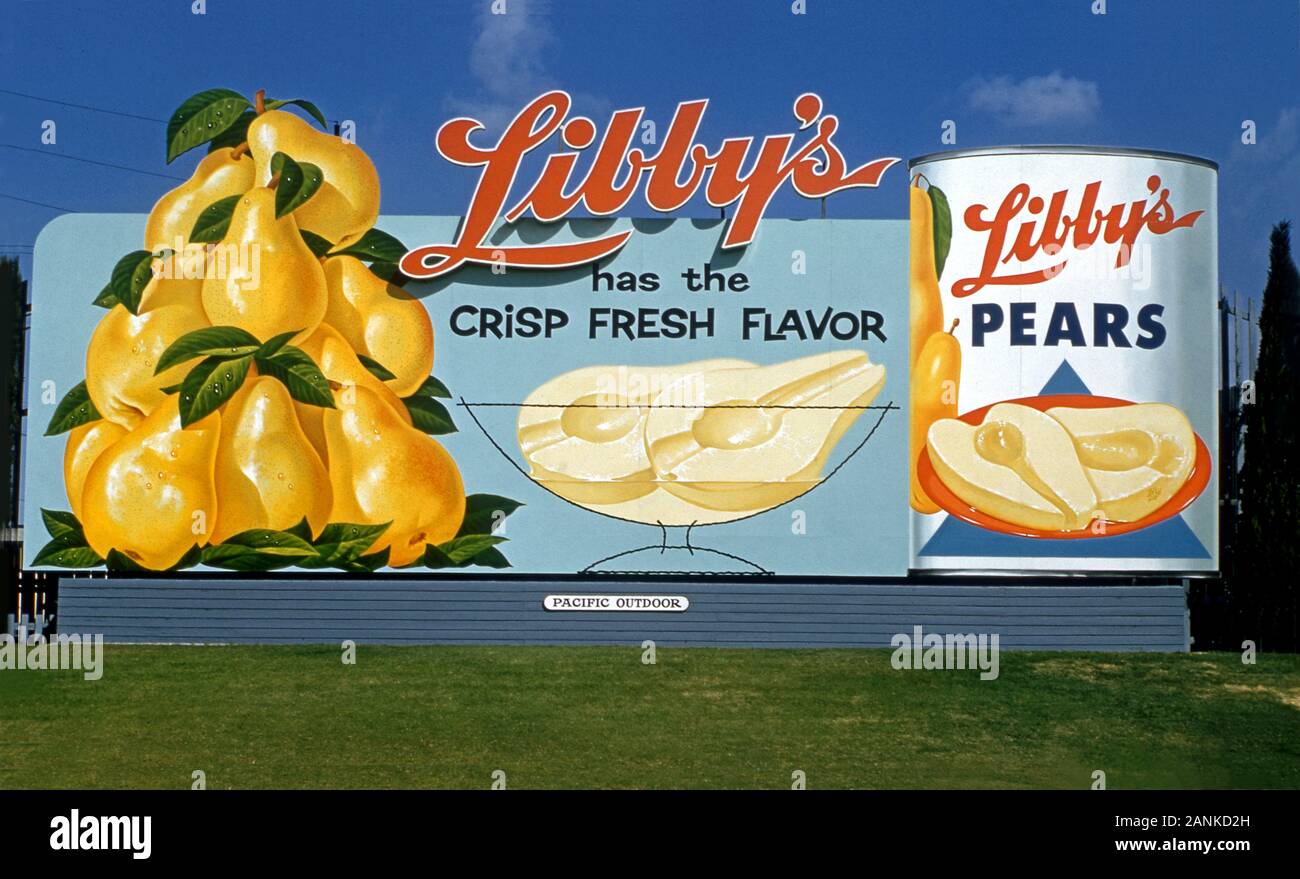 1960 era billboard para Libby's peras en conserva es una atractiva pieza de arte gráfico en el paisaje urbano. Foto de stock