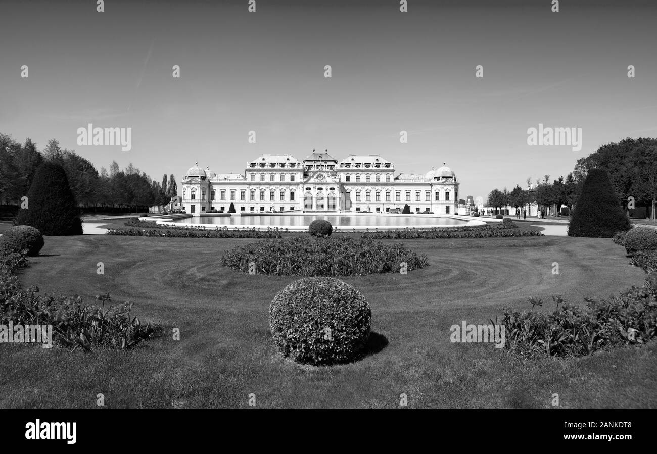 Viena, Austria - 21 de abril de 2018: El Palacio Belvedere y el jardín en Viena, Austria. Edificio histórico complejo de palacios barrocos la superior y la inferior Foto de stock