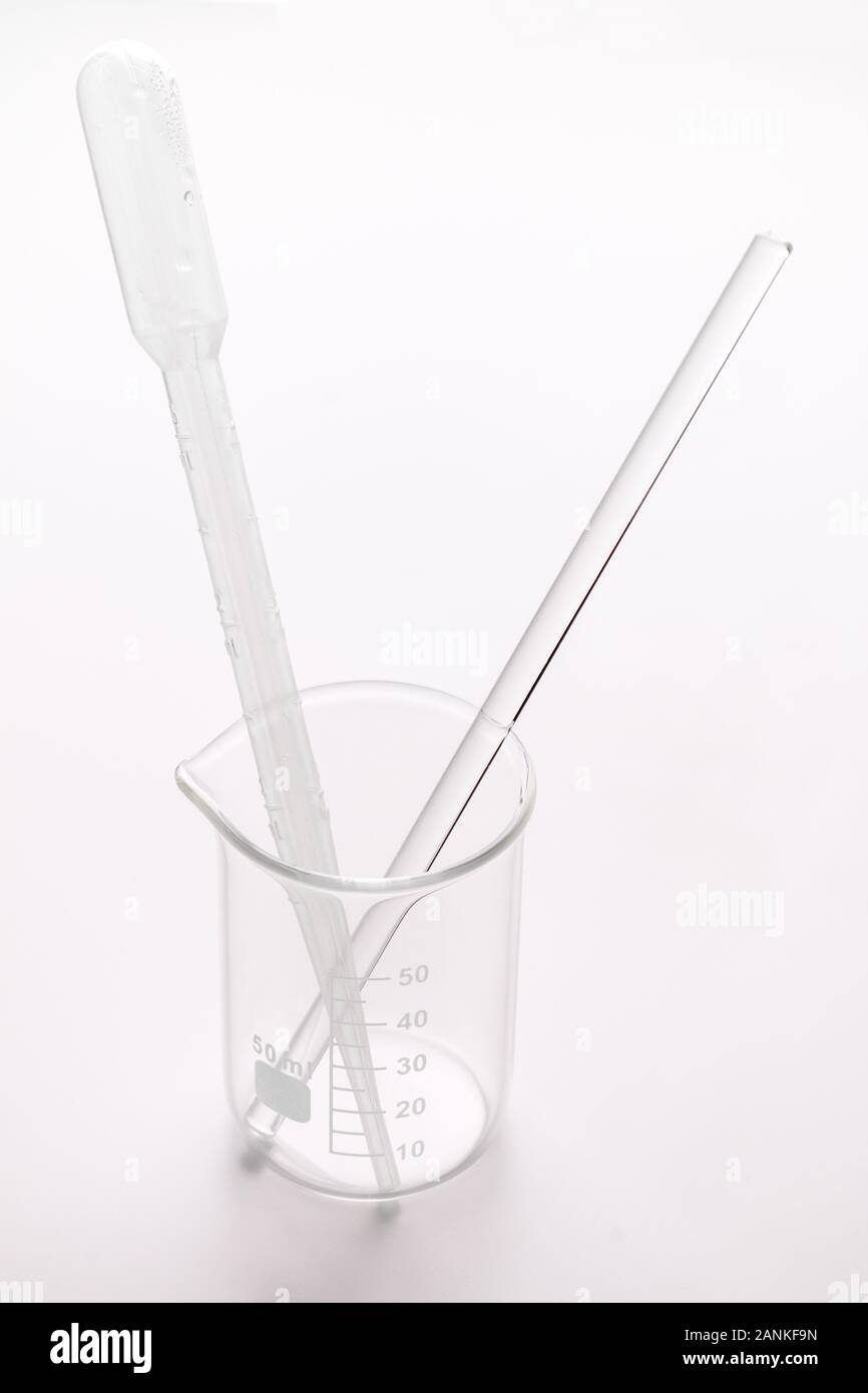 Un vacío vaso de precipitado graduado de 50 con pipeta de vidrio plástico y una pipeta de de la varilla de agitar, de laboratorio Fotografía de stock -