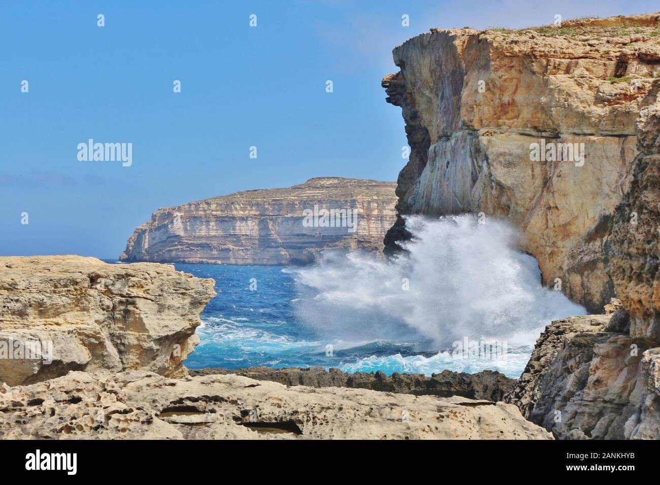 Increíble romper Las Olas en los acantilados. Foto tomada en Azure Window en la isla de Gozo en Malta. El arco natural colapsó en el tiempo tormentoso el 8 de marzo de 2017 Foto de stock