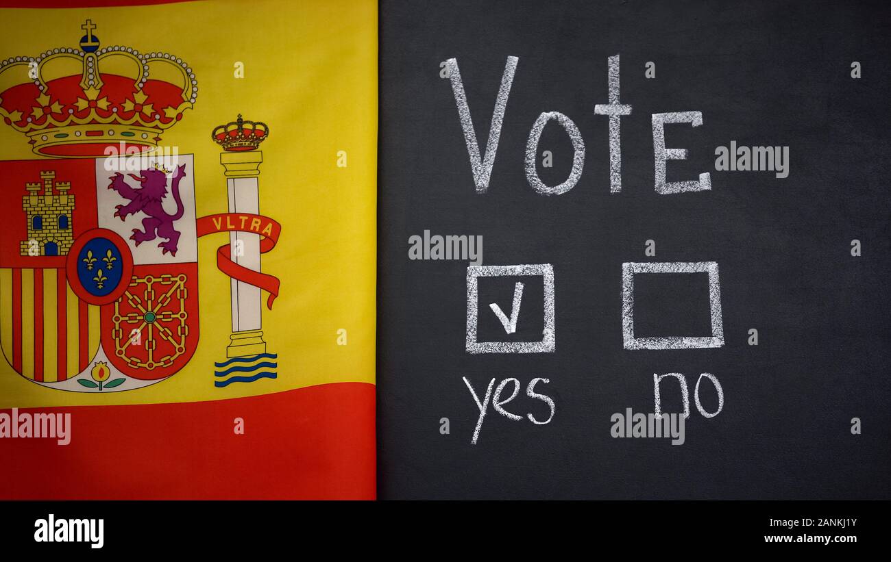 Bandera española en pizarra, respuesta sí marcados en votación, el Parlamento elección Foto de stock