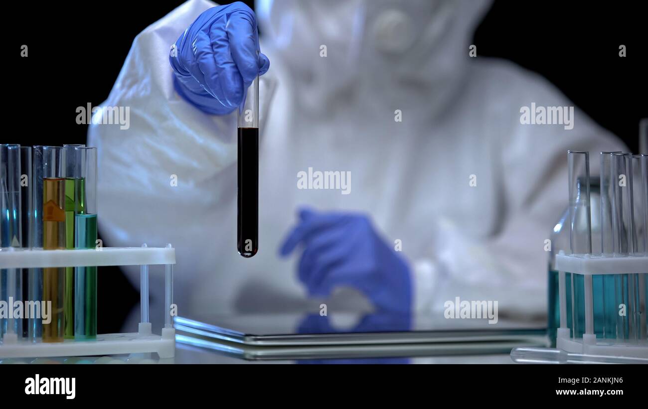 Laboratorio Químico investigador examinando tubo de ensayo con nafta, la  calidad del combustible Fotografía de stock - Alamy