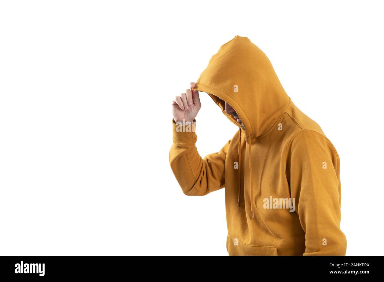 Un hombre se esconde bajo una capucha sospechosamente Fotografía de stock -  Alamy