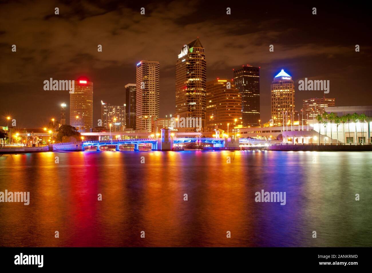 Skyline del centro de Tampa al otro lado del río Por La Noche Foto de stock