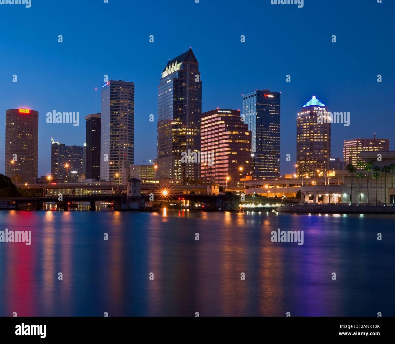 Skyline del centro de Tampa al otro lado del río Por La Noche Foto de stock