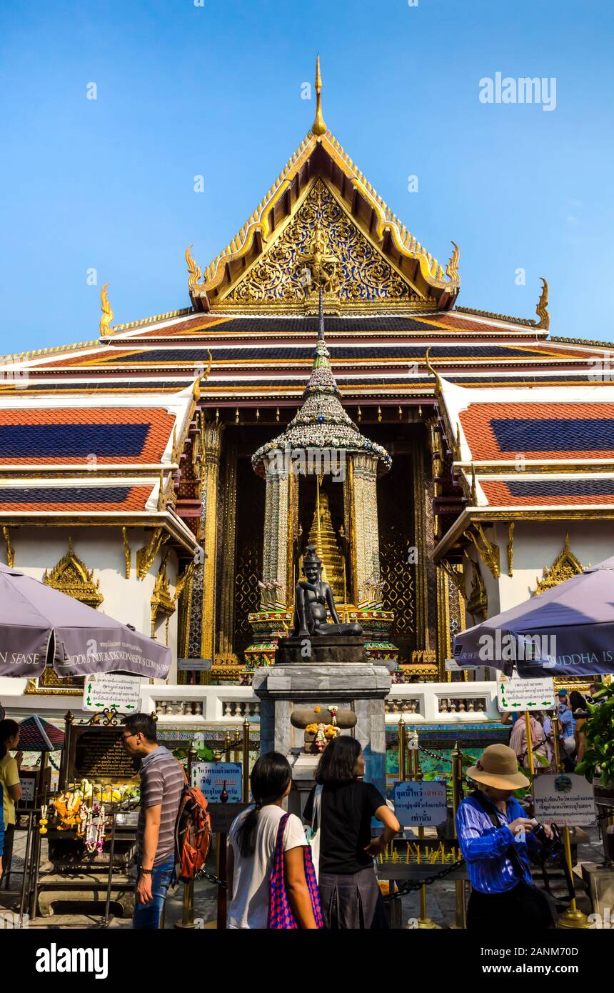 BANGKOK, TAILANDIA - Dic 23, 2018: Los turistas en el Grand Palace, un famoso destino turístico con el templo del Buda de Esmeralda (Wat Phra Kaew). Foto de stock