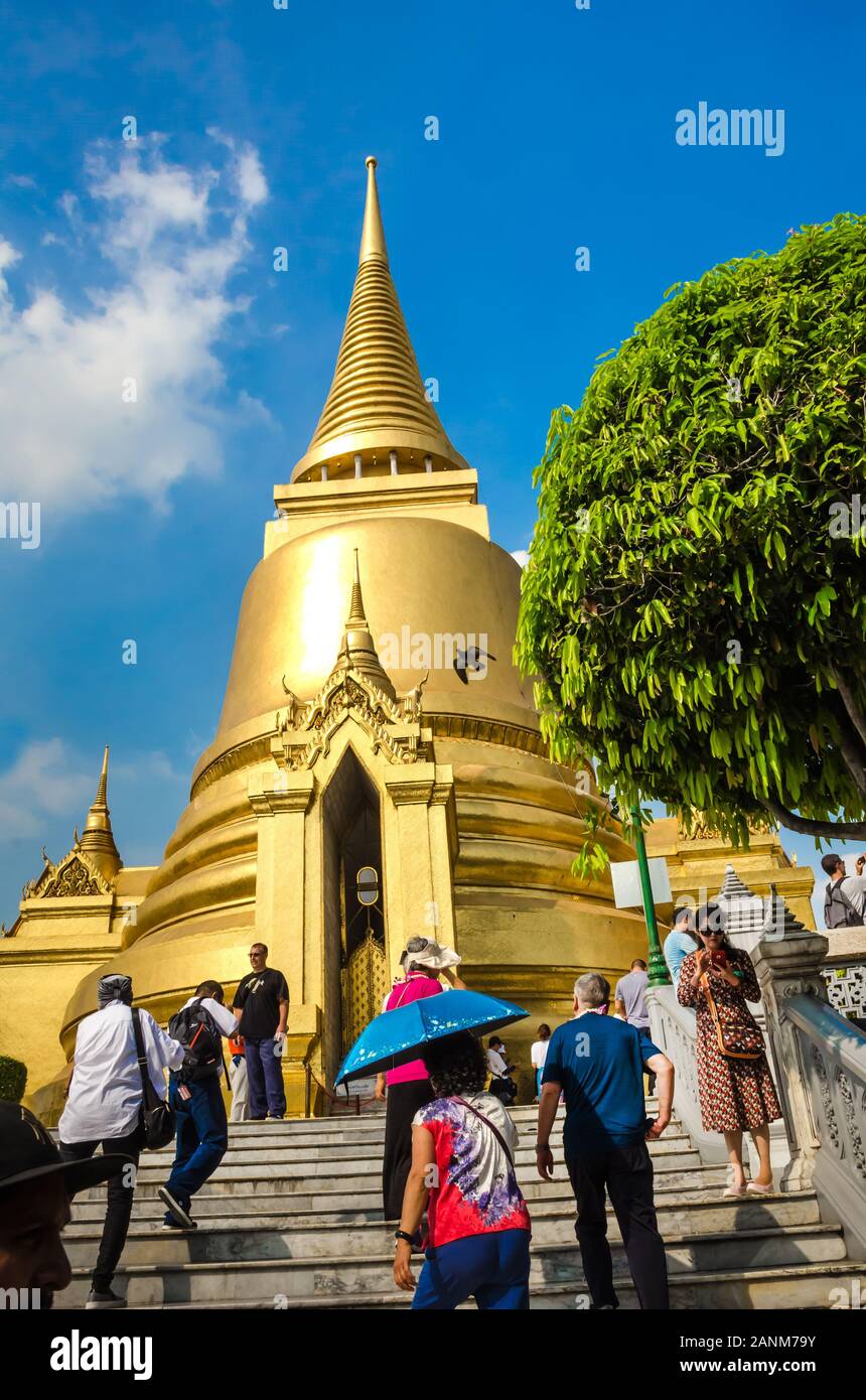 BANGKOK, TAILANDIA - Dic 23, 2018: Los turistas en el Grand Palace, un famoso destino turístico con el templo del Buda de Esmeralda (Wat Phra Kaew). Foto de stock