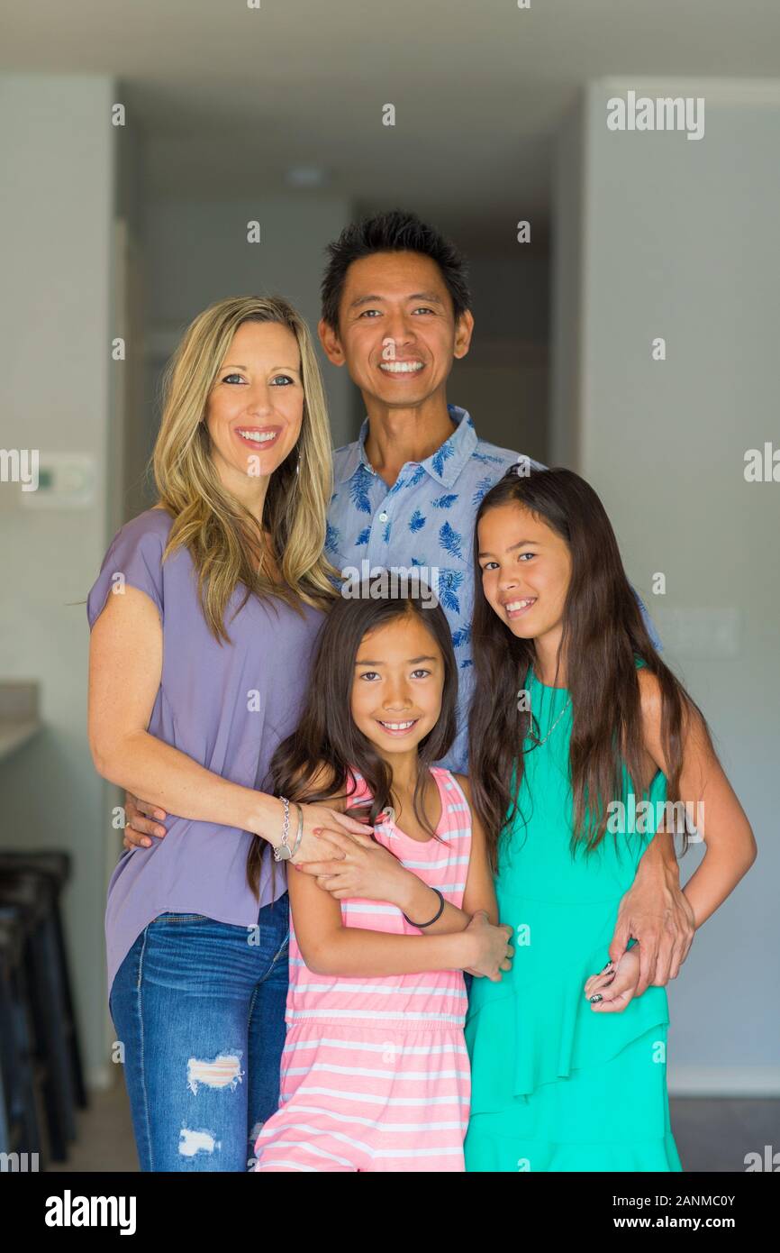 Retrato de una familia feliz de raza mixta. Foto de stock