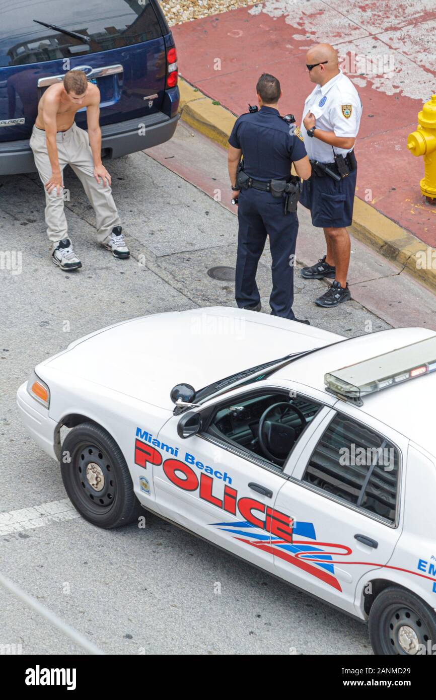 Miami Beach Florida, Ocean Drive, parada de tráfico, hombre hombres, policía, policía, observando el comportamiento,FL100831065 Foto de stock
